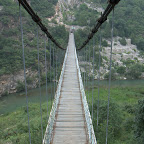 auf einer Hängebrücke