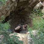 Kaatz pennt in einer Höhle