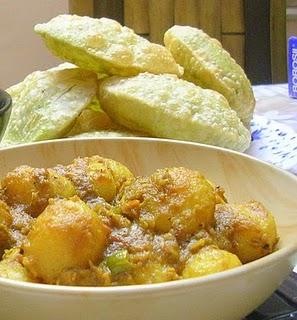 [Sayantani's kochuri.alurdom[8].jpg]