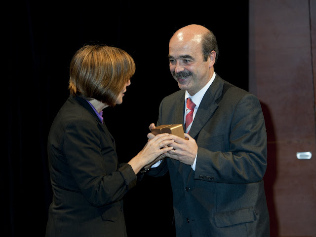 Mikel Etxebarria saria jasotzen