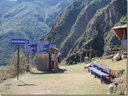Choquequirao Trail - Entrance 2 kms mas a las ruinas