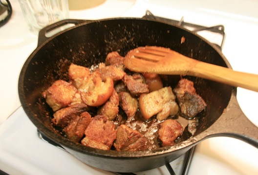 how to make carnitas in a cast iron pot