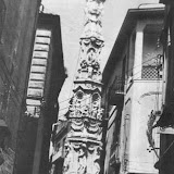 Giglio del Fabbro proveniente da via G. Bruno all'incrocio del vicolo del Duomo e via T. Vitale. A sinistra il palazzo abbattuto in quello stesso anno per risistemare piazza Duomo; anno 1933.