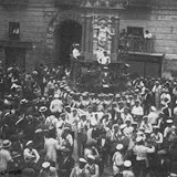 Giglio del Bettoliere mentre attraversa piazza M. C. Marcello e va a posizionarsi per effettuare l'ultimo passaggio "O vico 'e Piciocchi" (via Camillo de Notaris); anno 1926.