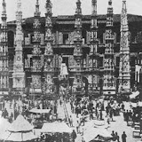 Gigli schierati in piazza Duomo; fine 1800.