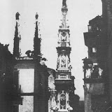 Giglio che esce dalla piazze del Duomo per iniziare la processione pomeridiana; inizio 1900
