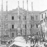 Gigli schierati in piazza del Duomo i giorni successivi alla festa; anno 1920