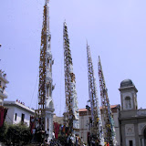 Da sinistra a destra: Panettiere, Bettoliere, Salumiere, Ortolano schierati sul lato sinistro della piazza in attesa della benedizione; anno 2002.