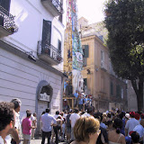 Il Giglio dell'Ortolano si prepara per all'entrata in piazza Duomo all'incrocio tra il corso T. Vitale e il vicolo del Duomo; anno 2002.