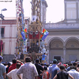 Il Giglio del Bettoliere si posiziona ai lati della piazza; anno 2002.