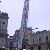 Il Giglio del Beccaio si muova a retroso per concludere la sua esibizione; anno 2002.