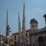 Il Giglio del Beccaio si esibisce, fermi dietro di esso nella loro posizione l'Ortolano e il Salumiere (da destra a sinistra); anno 2003.
