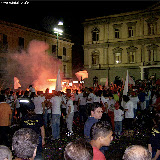 Un comitato si esibisce in piazza Duomo il sabato notte; anno 2006.