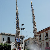 I Giglio dell'Ortolano e del Salumiere in sosta in piazza del Duomo dopo la loro esibizione della domenica mattina; anno 2006.