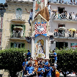 Il Giglio del Panettiere si posizione sul lato sinistro della piazza del Duomo; anno 2006.