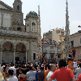Il Giglio del Panettiere entra in piazza per la sua esibizione; anno 2005.