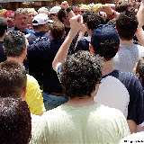 La folla incita i "cullatori" del Giglio del Bettoliere (paranza nolana Stella); anno 2007.