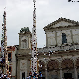 Il Giglio del Beccaio inizia il giro di piazza del Duomo; anno 2007.