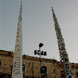 I Giglio del Fabbro e del Sarto (da destra a sinistra) attendono il loro turno per partire da piazza del Duomo per il percorso obbligatorio; anno 2007.