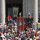 Escono dal Duomo i Gonfaloni che precedono il busto argenteo del Santo per la benedizione dei Gigli