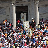 Escono dal Duomo i Gonfaloni che precedono il busto argenteo del Santo per la benedizione dei Gigli