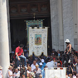 Escono dal Duomo i Gonfaloni che precedono il busto argenteo del Santo per la benedizione dei Gigli