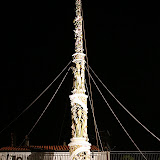 Giglio del Baccaio di notte fermo in piazza del Collegio