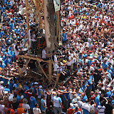 La paranza del Giglio dell'Ortolano ordinata nel cullare il Giglio in piazza del Duomo
