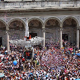 La Barca entra in piazza Duomo