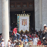 Escono dal Duomo i Gonfaloni che precedono il busto argenteo del Santo per la benedizione dei Gigli