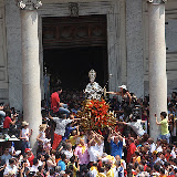 Il Busto di San Paolino entra in piazza per la benedizione del Vescovo
