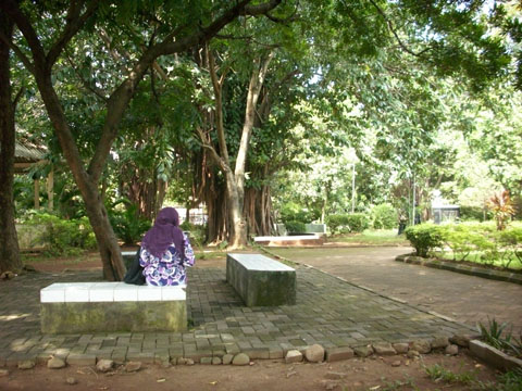 lagi duduk