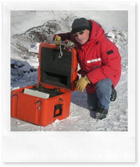 David Saltzberg en una de sus investigaciones, en la Antártida.