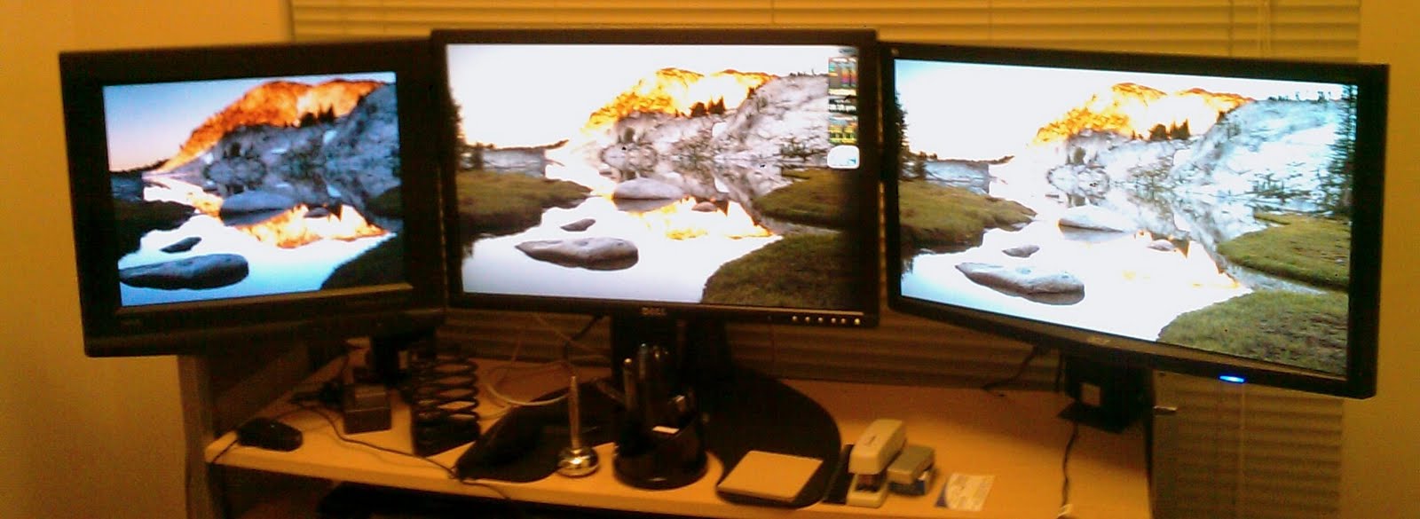 [triple monitor lcd desk stand[10].jpg]