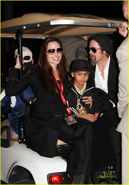 Brad Ptt , Angelina Jolie y su hijo ;addox