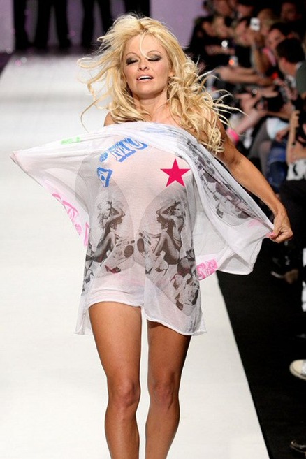 El atrevido desfile de modas de Pamela Anderson