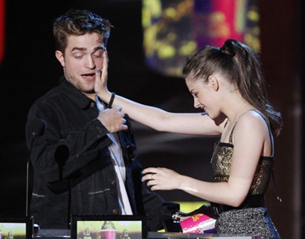 Robert Pattinson y Kristen Stewart se dieron un pasional beso en los MTV Movie Awards