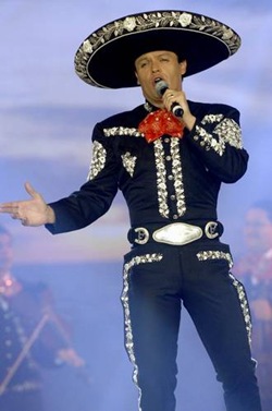 El cantante ofreci&oacute; un concierto en Zapopan dedicado a esta agrupaci&oacute;n mexicana