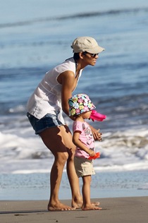 Halle Berry y su hija en la playa