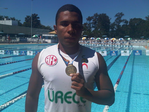 Na foto, Leandro posa com uma das medalhas e ouro que ele ganhou Na foto, Leandro posa com uma das medalhas e ouro que ele ganhou