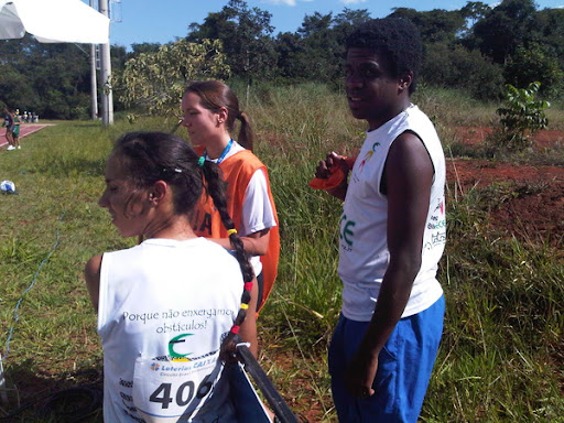 Na foto,Fabio Dias orienta as atletas do salto em altura Na foto,Fabio Dias orienta as atletas do salto em altura