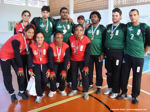 na foto, equipes masculina e feminina da Urece posam juntos com medalhas conquistadas no Regional Sudeste