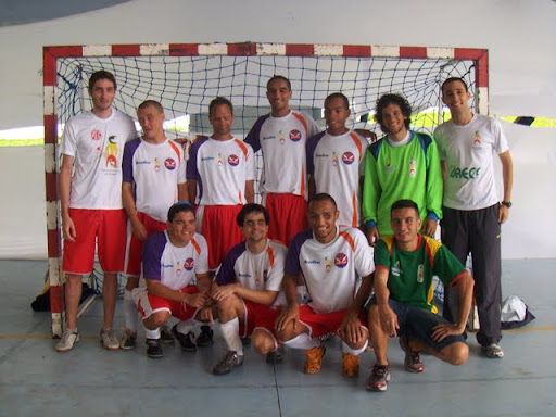 Na foto,atletas e treinadores posam 