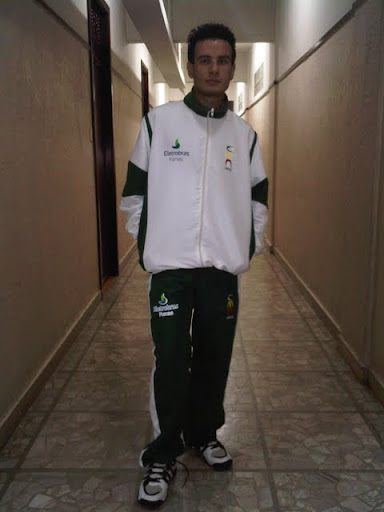 Na foto, o atleta Luciano César posa para foto vestindo o novo uniforme da Urece, com calça e agasalho onde aparecem escritos Eletrobras e Furnas. Na foto, o atleta Luciano César posa para foto vestindo o novo uniforme da Urece, com calça e agasalho onde aparecem escritos Eletrobras e Furnas.