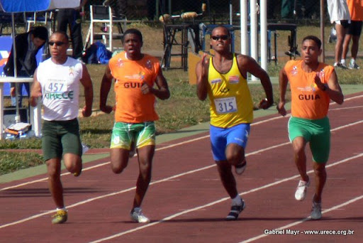 Foto: atletas da Urece correndo, durante etapa do Circuito Paraolímpico, Brasília, julho de 2009