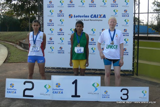Meninas da Urece comemoram vitória no pódio em competição de atletismo