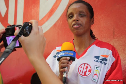 Legenda: Sílvia é entrevistada