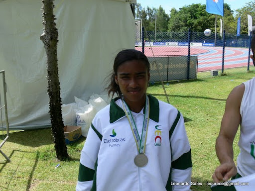 NA foto, a jovem Viviane Soares posa com medalha conquistada durante disputa da Etapa Nacional do Circuito Paraolímpico, em Fortaleza