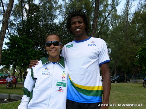 na foto, Terezinha Guilhermina e seu guia Elton, posam para foto durante Circuito Nacional em Fortaleza