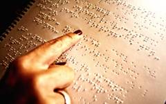 na foto, dedos lêem braille na foto, dedos lêem braille